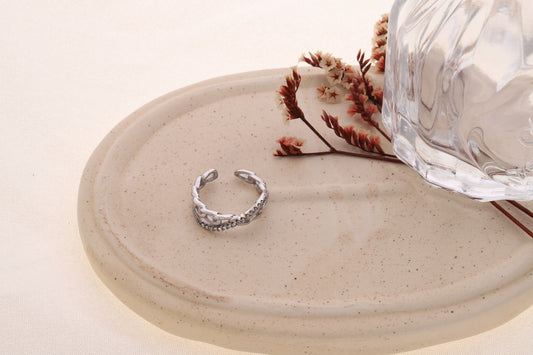 Bague chaîne argentée courbure strassée