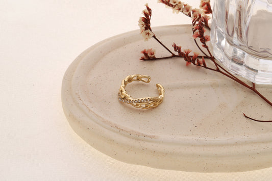 Bague chaîne dorée courbure strassée