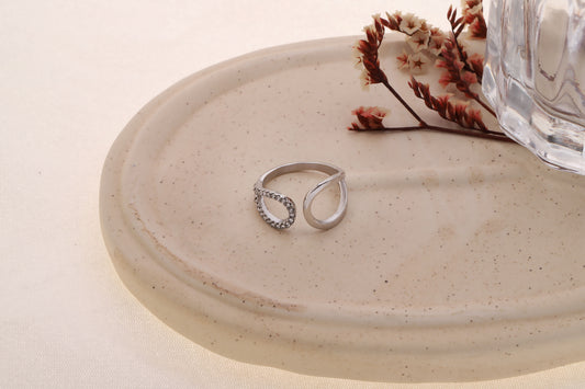 Bague argentée ouverture arrondie a l'avant coté lisse et strassé