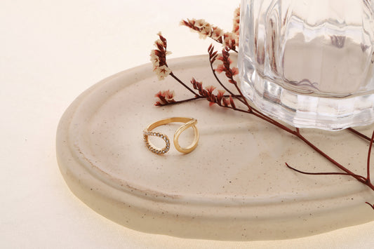 Bague dorée ajustable ouverture arrondie à l'avant coté lisse et strassé