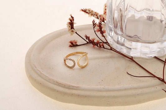 Bague ajustable ouverture arrondie à l'avant coté lisse et strassé