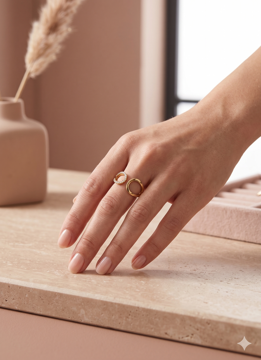 Bague ajustable ouverture arrondie à l'avant coté lisse et strassé