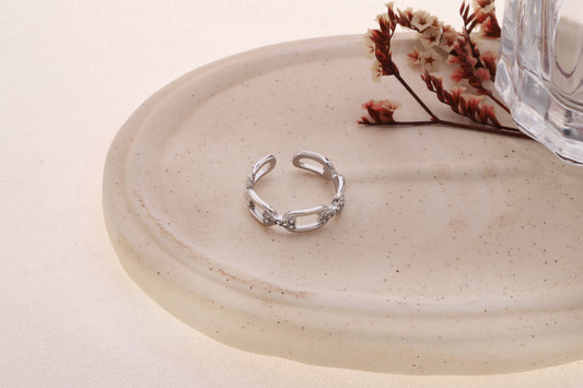 Bague argentée ajustable chaîne reliée par des liens strassés