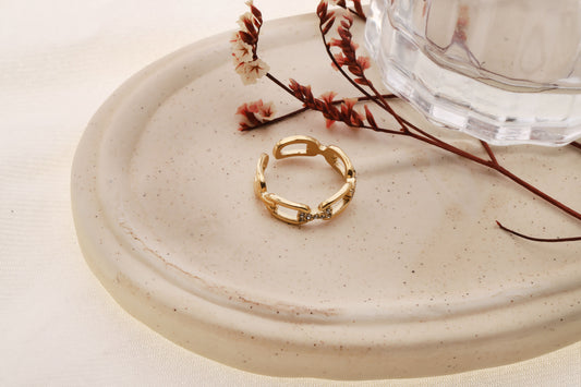 Bague dorée ajustable chaîne reliée par des liens strassés