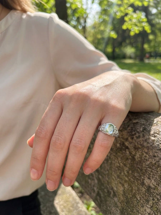 Bague argentée plateau ovale lisse avec anneau gravé floral