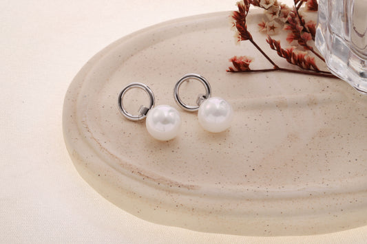 Boucles d'oreilles pendantes argentées courtes pendentif perle ronde blanche lisse