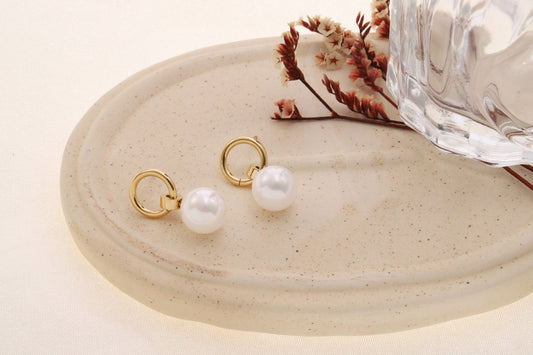 Boucles d'oreilles pendantes dorée pendentifs perles rondes blanches lisses