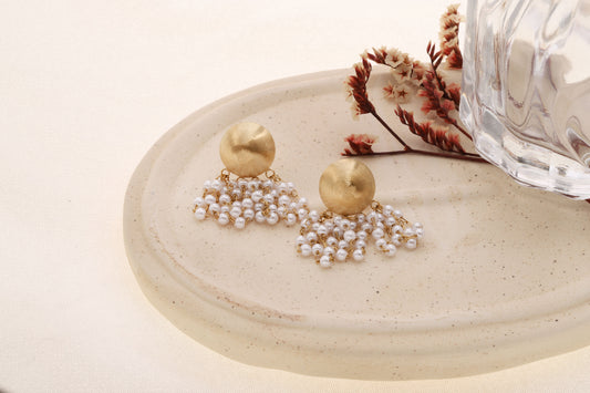 Boucles d'oreilles pendantes dorées courtes rond bombé brossé pendentif franges de perles