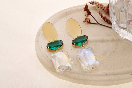 Boucles d'oreilles pendantes dorées ovale avec pendentifs pierre vert et blanche