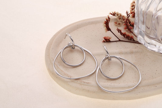 Boucles d'oreilles pendantes argentées double anneau irrégulier entrelacé