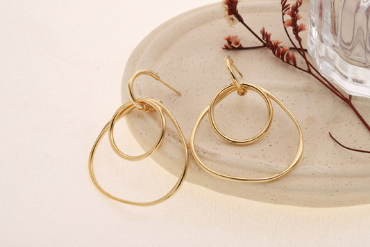 Boucles d'oreilles pendantes dorées double anneau irrégulier entrelacé