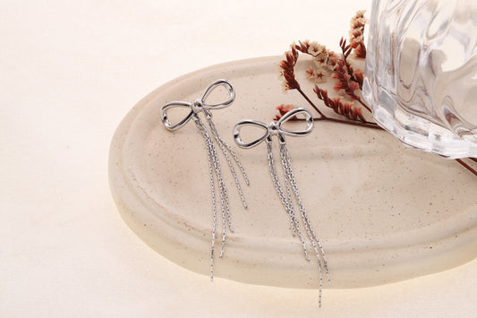 Boucles d’oreilles à nœud et franges pendantes