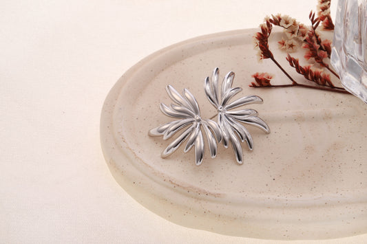 Boucles d'oreilles argentées motif floral abstrait