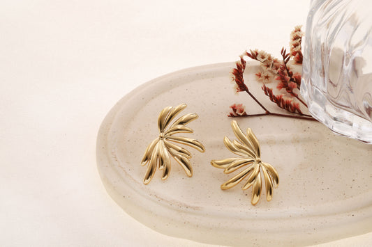 Boucles d'oreilles dorées motif floral abstrait