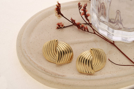 Boucle d'oreilles dorées fusion de motif torsadé strié