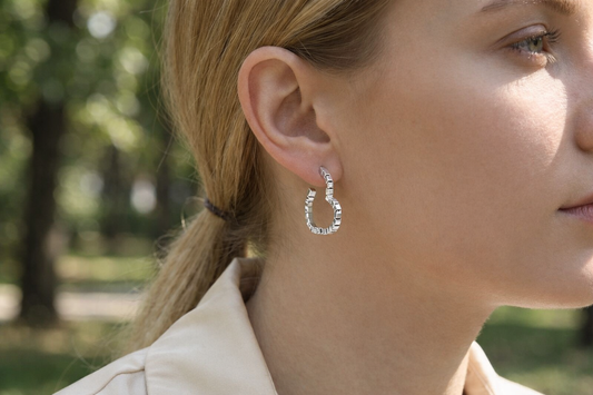 Boucles d'oreilles créoles ouvertes ornées de cubes
