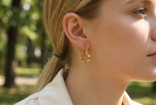 Boucles d'oreilles créoles ouvertes ornées de cubes