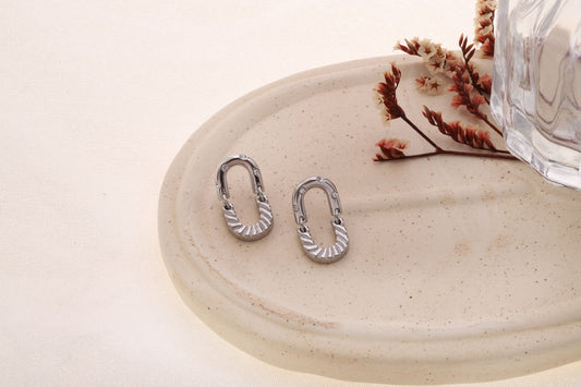 Boucles d’oreilles argentées maillon ovale texturé strassé effet industriel