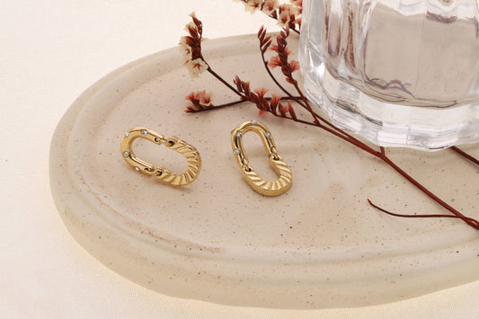 Boucles d’oreilles dorées maillon ovale texturé strassé effet industriel