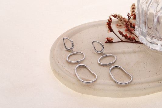 Boucles d’oreilles pendantes argentées trois maillons ajourés irréguliers reliés en cascade