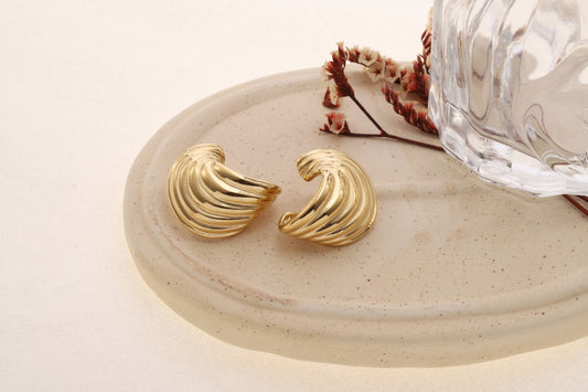 Boucle d'oreilles dorées bombées motif torsadé strié