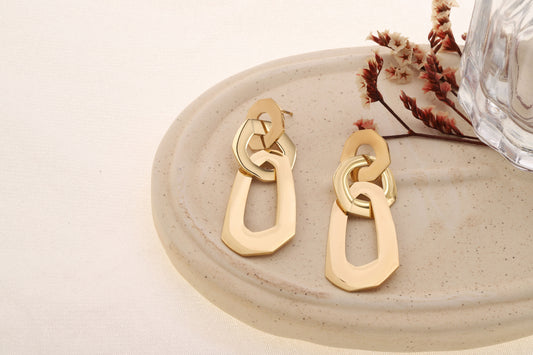 Boucle d'oreilles dorées pendantes trio de formes arrondies reliées