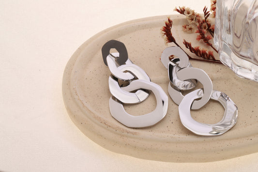 Boucle d'oreilles argentées pendantes quatuor de formes arrondies reliées