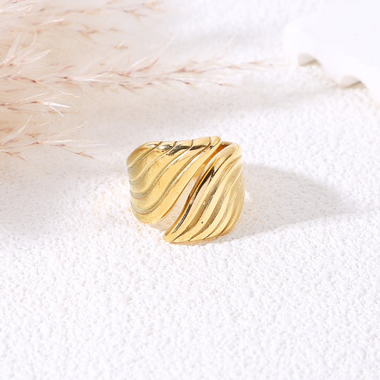 Bague dorée à relief ondulé