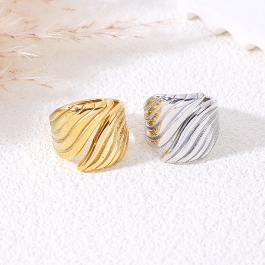 Bague dorée à relief ondulé