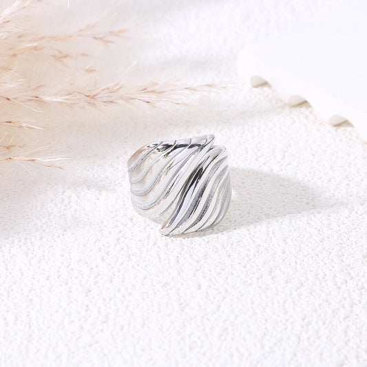 Bague argentée à relief ondulé
