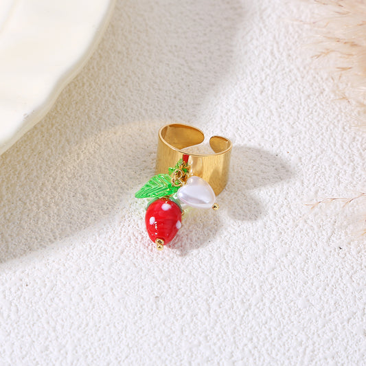 Bague large dorée avec pendentifs fraise et feuille