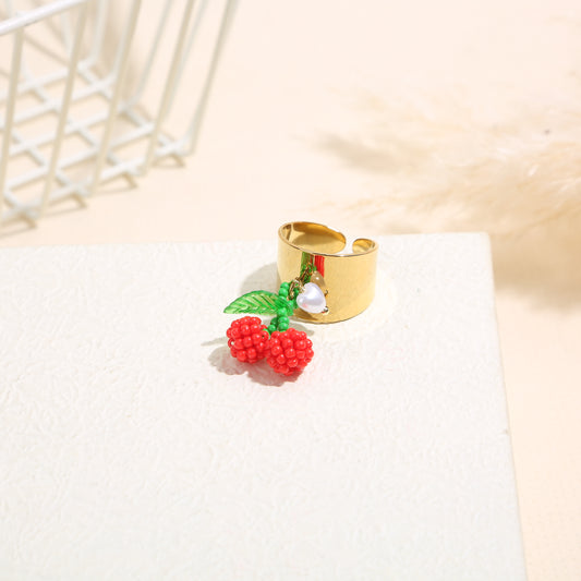 Bague dorée avec charm cerise en perles