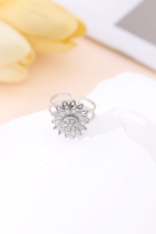 Bague argentée ajustable anti stress fleur 14 pétales strassées tournante