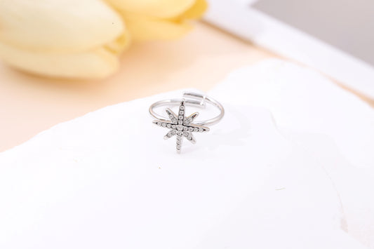 Bague argentée étoile 8 branches strassées