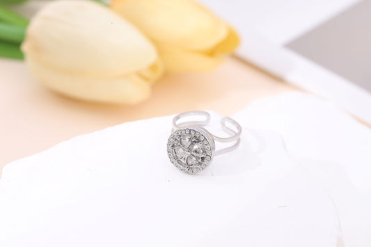 Bague argentée ajustable anti stress cercle fleur 4 pétales strassées anneau tournante