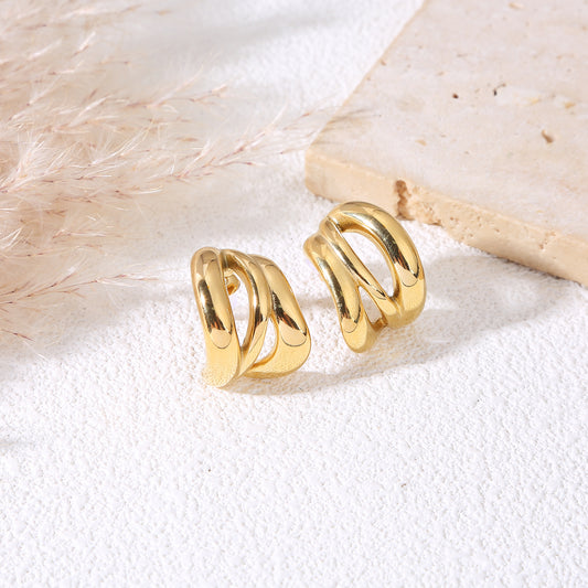 Boucles d’oreilles dorées larges à doubles anneaux entrelacés effet miroir