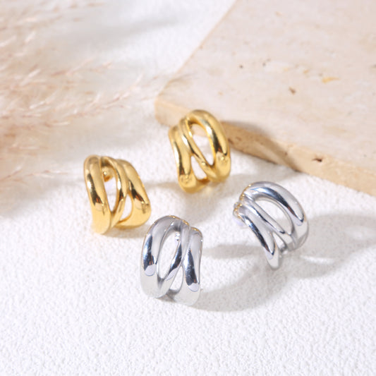 Boucles d’oreilles dorées larges à doubles anneaux entrelacés effet miroir