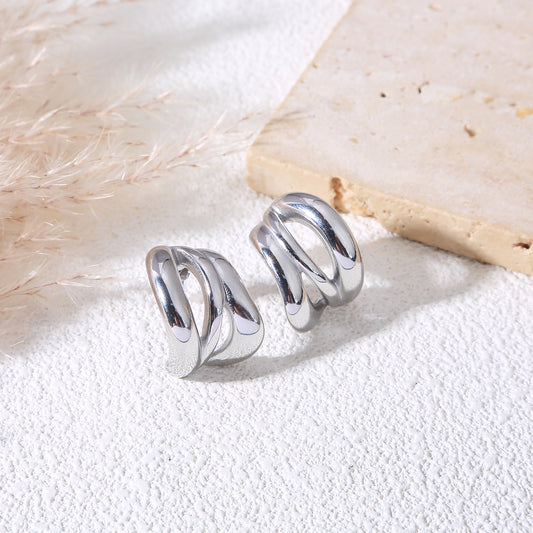 Boucles d’oreilles argentées larges à doubles anneaux entrelacés effet miroir