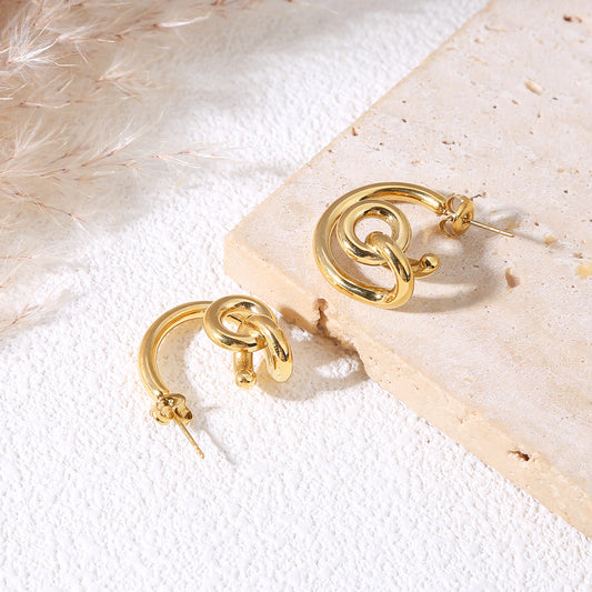 Boucles d’oreilles dorées créoles épaisses avec anneau central entrelacé effet miroir