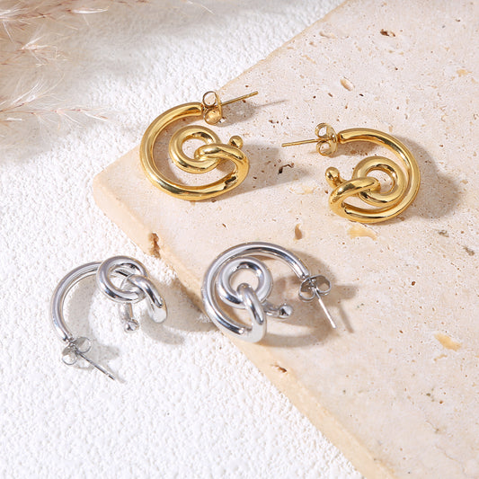 Boucles d’oreilles dorées créoles épaisses avec anneau central entrelacé effet miroir