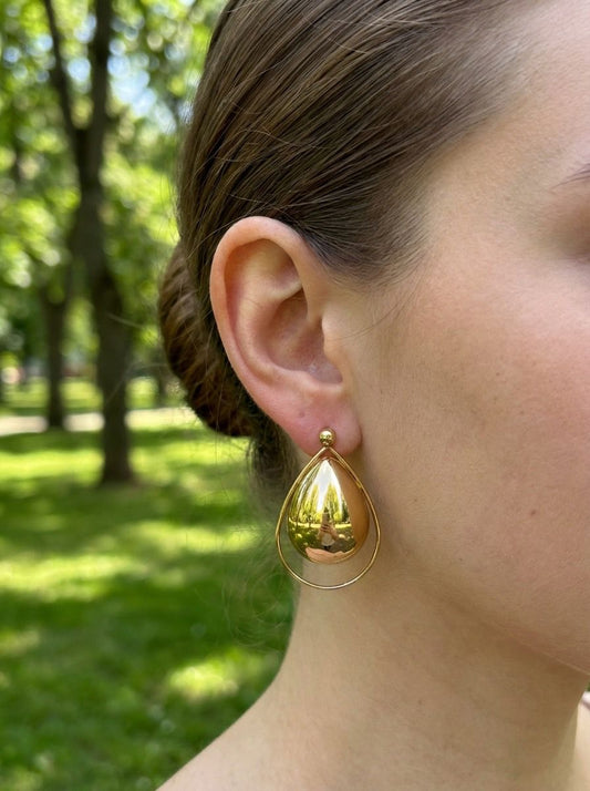 Boucles d’oreilles pendantes gouttes bombées cerclées d’un anneau fin