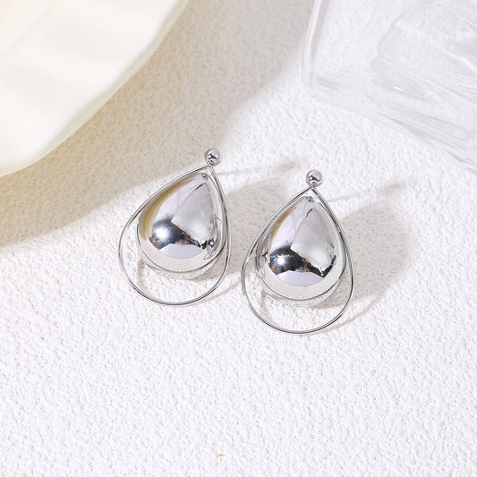 Boucles d’oreilles argentées pendantes gouttes bombées cerclées d’un anneau fin