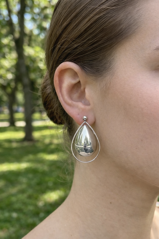 Boucles d’oreilles pendantes gouttes bombées cerclées d’un anneau fin