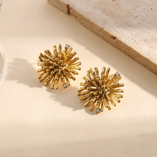 Boucles d’oreilles dorées motif feu d’artifice texturé avec strass incrustés