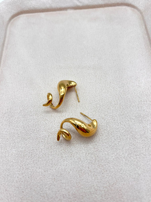 Boucles d'oreilles asymétriques dorées tire bouchon