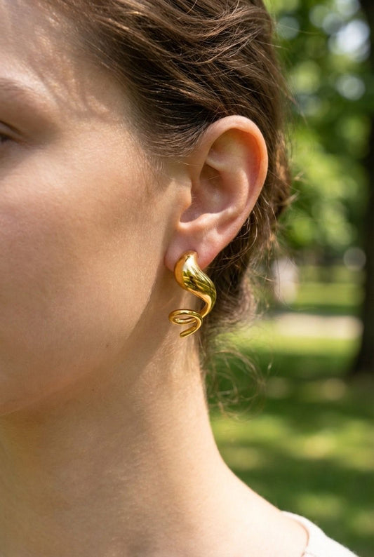 Boucles d'oreilles asymétriques dorées tire bouchon