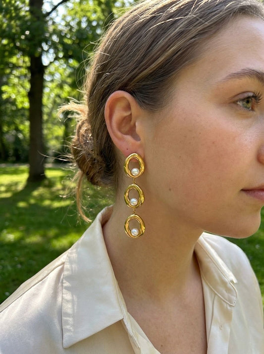 Boucles d'oreilles dorées pendantes 3 cercles finition miroir avec perles