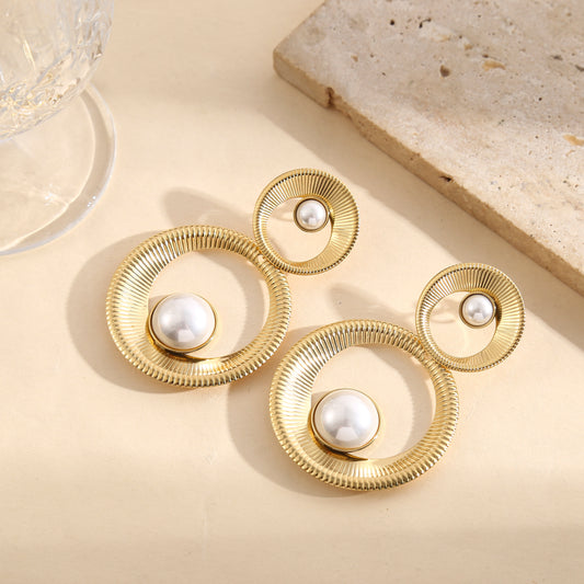 Boucles d'oreilles dorées pendantes à 2 grands cercles texturés avec perles