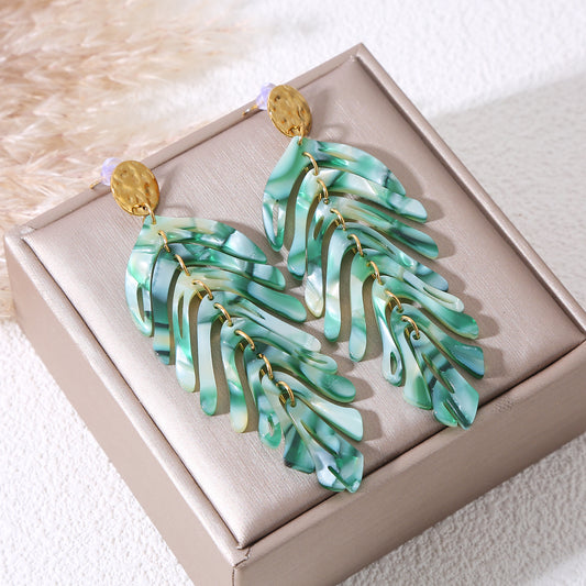 Boucles d'oreilles pendantes dorées feuilles articulées en résine verte