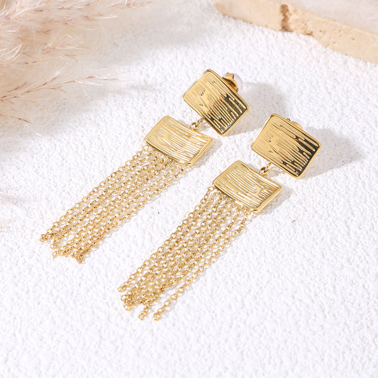 Boucles d'oreilles dorées pendantes à franges de chaînes fines avec rectangles texturés